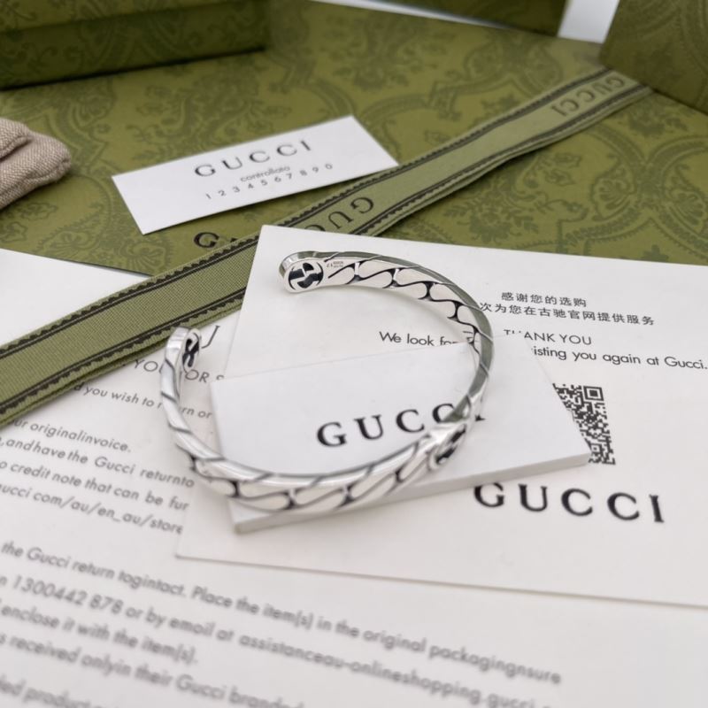 G*u*i bracelets